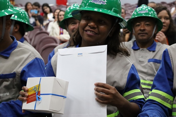 Mulher lidera turma de formandos da Escola de Eletricistas em Goiás