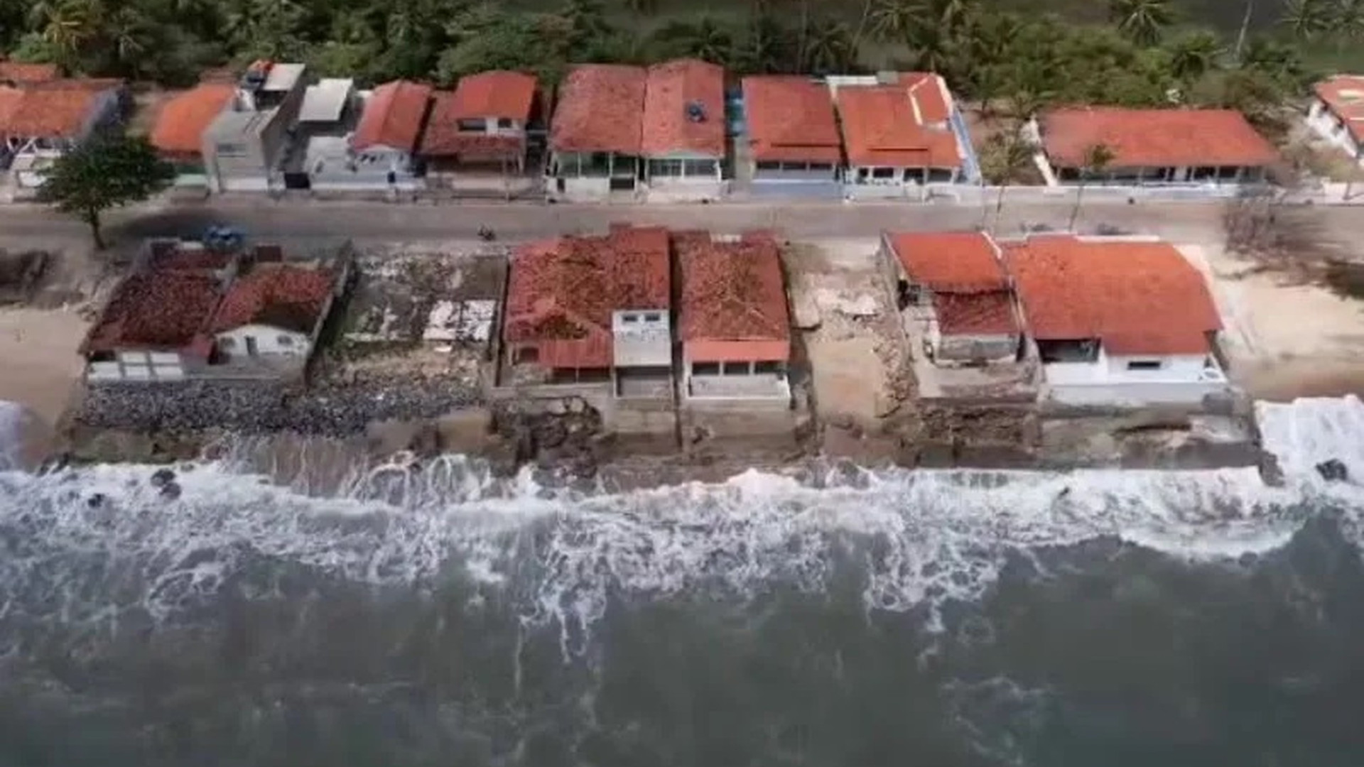 Cidade da Paraíba declara estado de calamidade pública após avanço do mar sobre casas