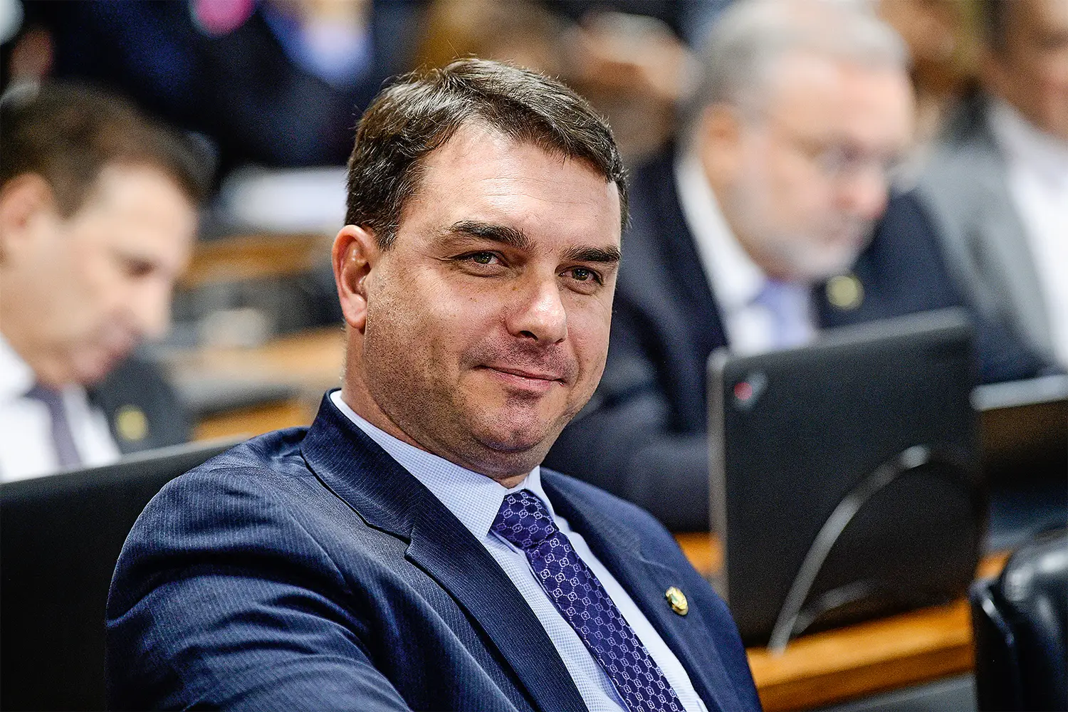Em dia de operação contra Jair Bolsonaro, Flávio desembarca na Europa