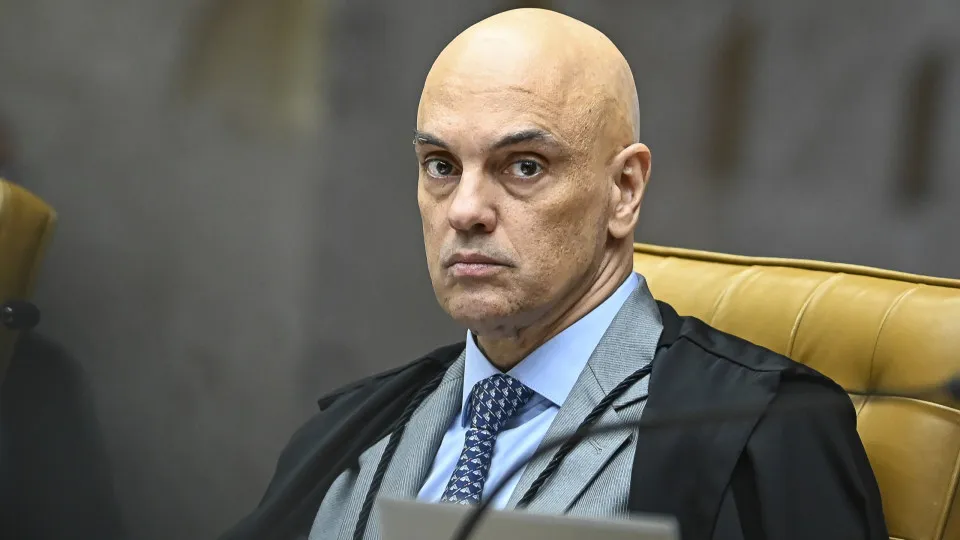 Moraes suspende atos sobre IOF e marca audiência de conciliação