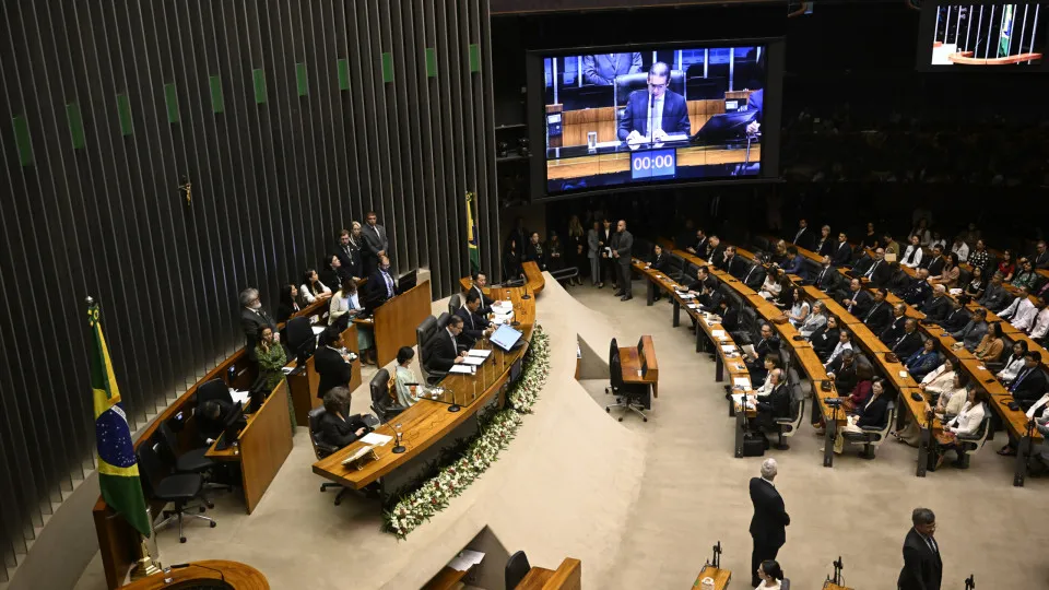 Centrão e oposição querem limitar regulação de big techs a temas denunciados por Felca