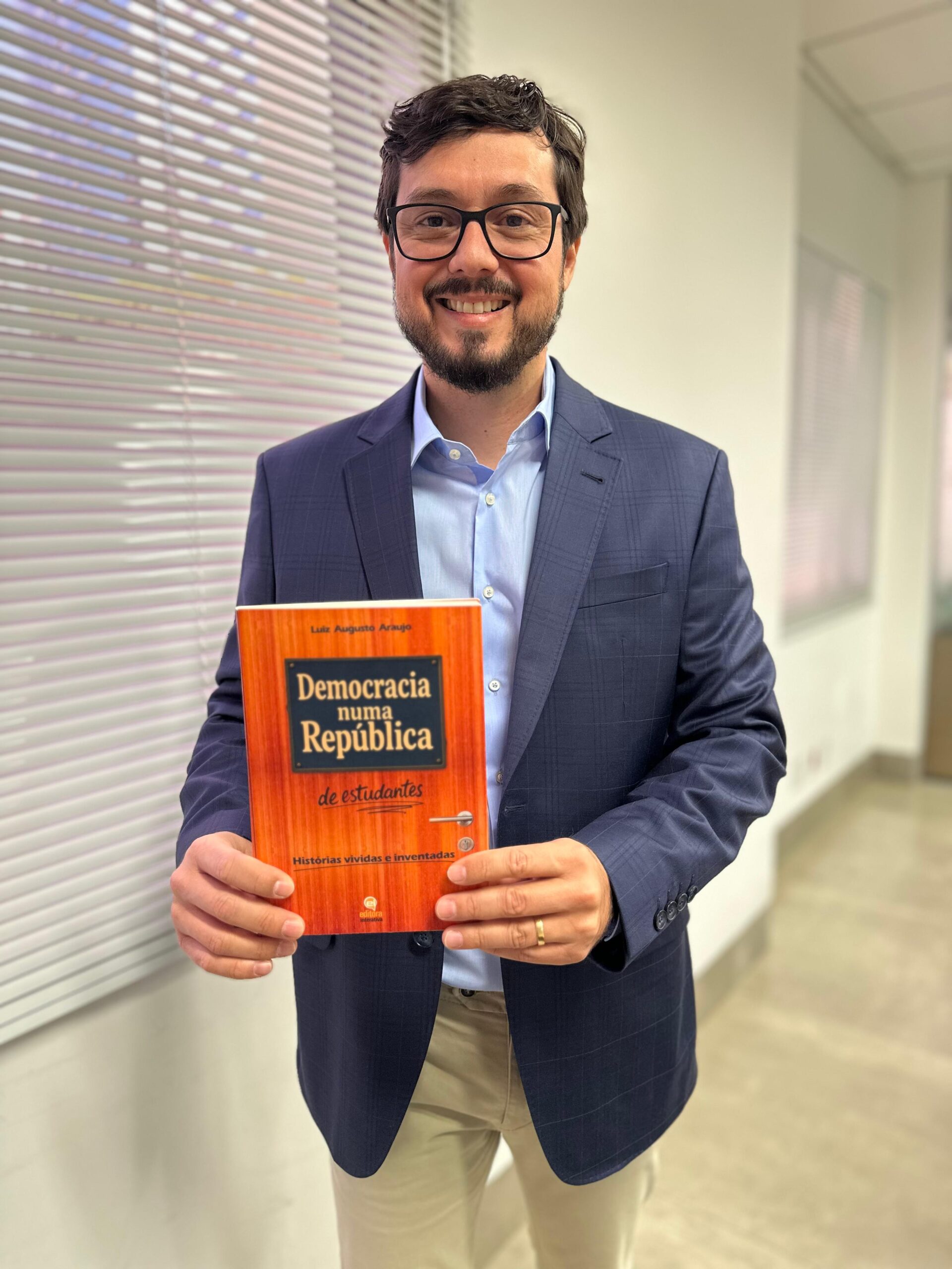 Universo das repúblicas estudantis inspira novo livro