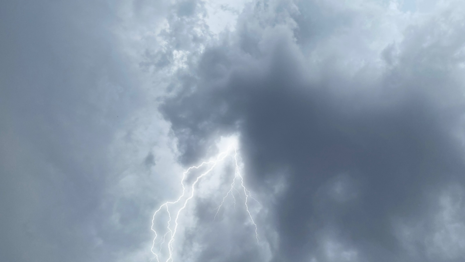 4 milhões de raios em 2025: por que uma descarga atmosférica é tão prejudicial para rede de energia?